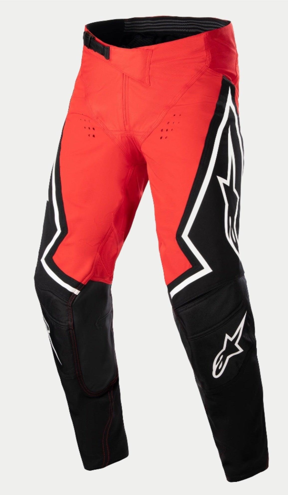 Pantaloni Alpinestars Techstar Acumen LE, pantaloni da motocross, rosso, nero e bianco, caratterizzati da un telaio superiore rosso con sezioni inferiori delle gambe nere, loghi a stella bianchi sui lati e fibbia regolabile in vita nera, abbigliamento resistente per gare fuoristrada.