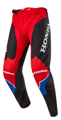 Alpinestars Honda Racer Iconic Pants, pantaloni da motocross, rosso brillante, nero e bianco con dettagli blu, grande logo HONDA bianco sulla coscia, marchio Alpinestars sulle ginocchia, costruzione ergonomica pre-curvata e chiusura a cricchetto regolabile.