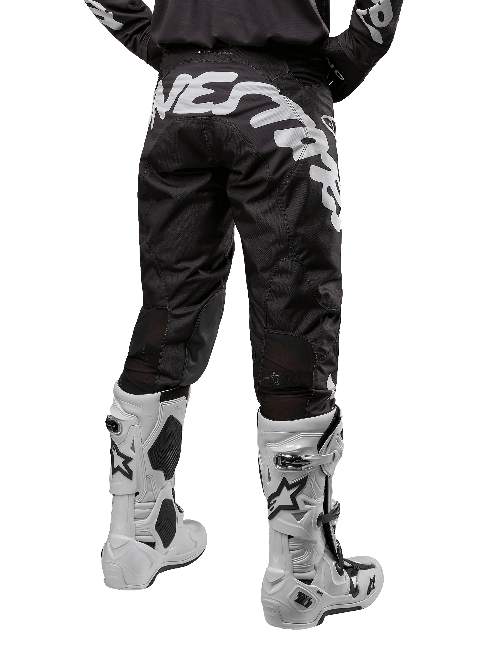 Alpinestars 2024 Racer Hana Pants, pantaloni da motocross nero e bianco, vista posteriore con grande logo Alpinestars bianco, abbinati a stivali tecnici bianchi, equipaggiamento per fuoristrada