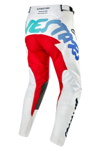 Alpinestars 2024 Racer Hana Pants, pantaloni da motocross, bianco multicolore, vista posteriore-laterale con prominente pannello della seduta rosso e grafiche sfumate da verde acqua a blu, toppe interne sulle ginocchia nere, costruzione della gamba pre-curvata per corse fuoristrada.