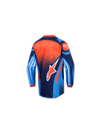 Alpinestars Maglia Racer Nomur Bambino 2026, maglia da motocross, blu scuro, arancione e blu UCLA, vista posteriore, con grande logo Alpinestars, bordo posteriore allungato e maniche con grafiche vivaci per prestazioni fuoristrada dei giovani piloti.