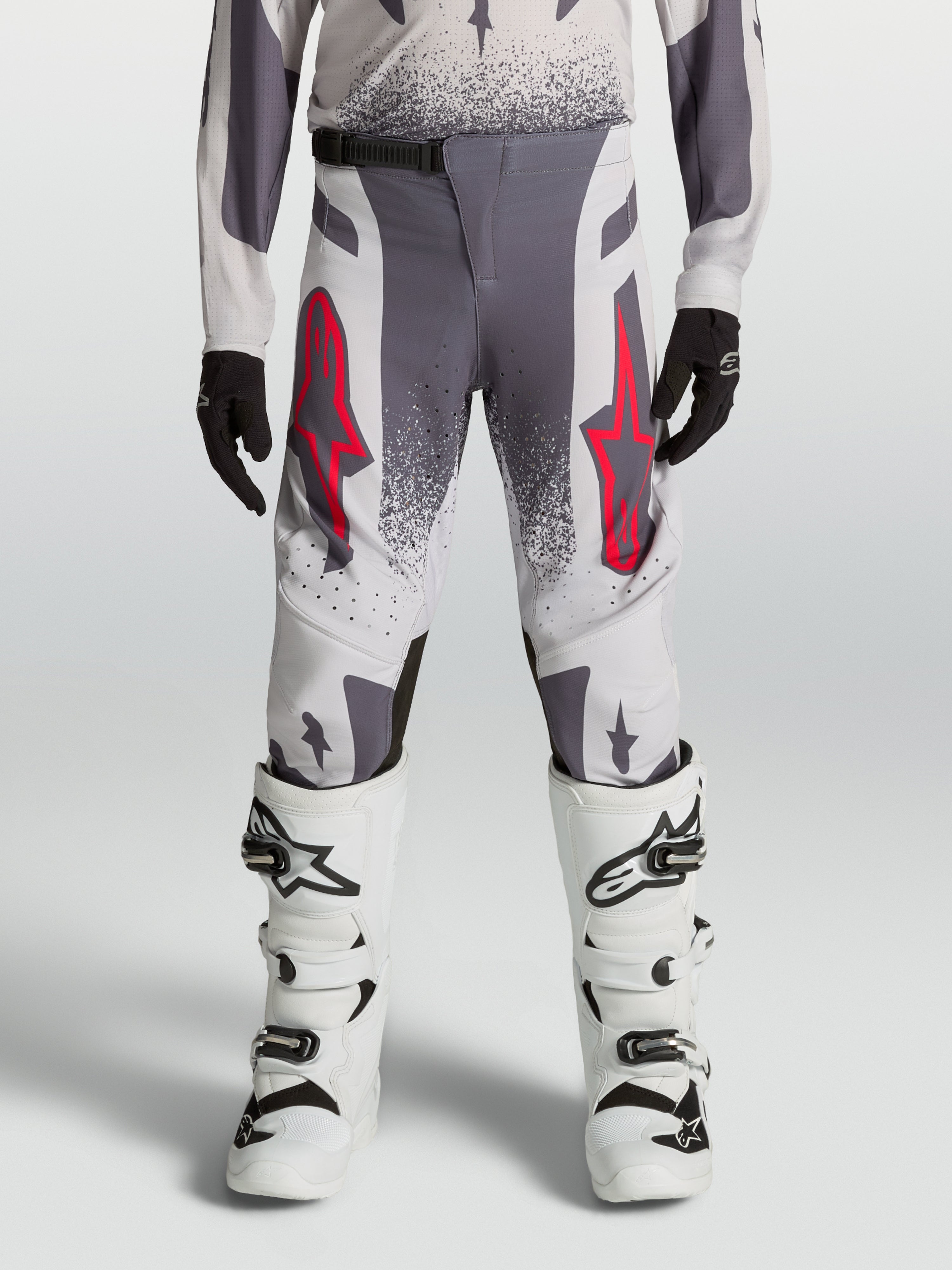 Alpinestars pantaloni Supertech Swan ragazzo, pantaloni da motocross grigi e bianchi con accenti rossi, per giovani piloti.