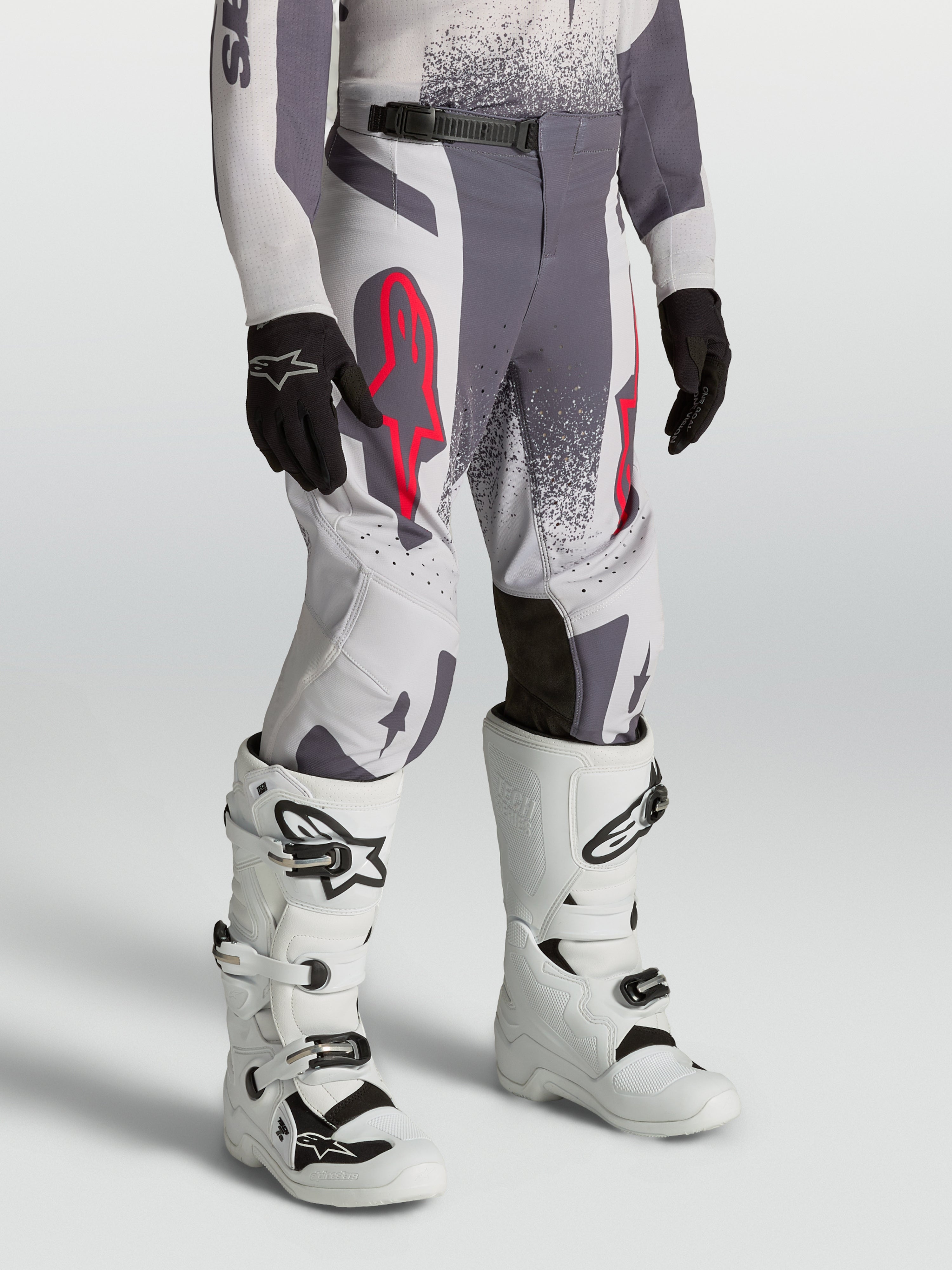 Alpinestars Pantaloni Supertech Swan ragazzo, grigi e lilla con accenti rossi fluo, vestibilità atletica per motocross.