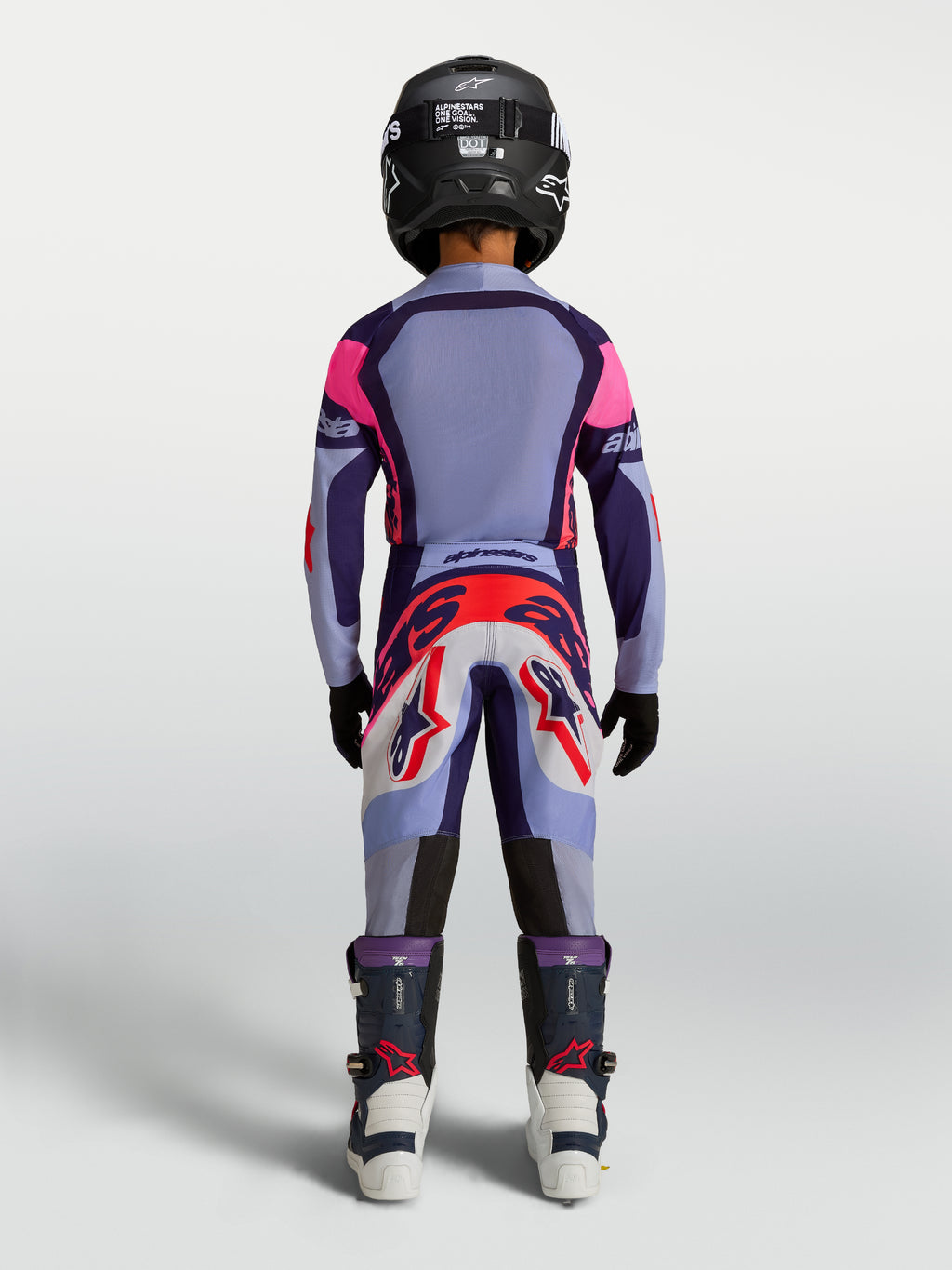Alpinestars Pantaloni Supertech Dyna Ragazzo, pantaloni motocross per ragazzi, viola e porpora, vista posteriore su pilota.
