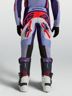 Alpinestars Pantaloni Supertech Dyna Ragazzo 2027, pantaloni da motocross viola e rosa fluo, vista posteriore su modello con vestibilità atletica racing