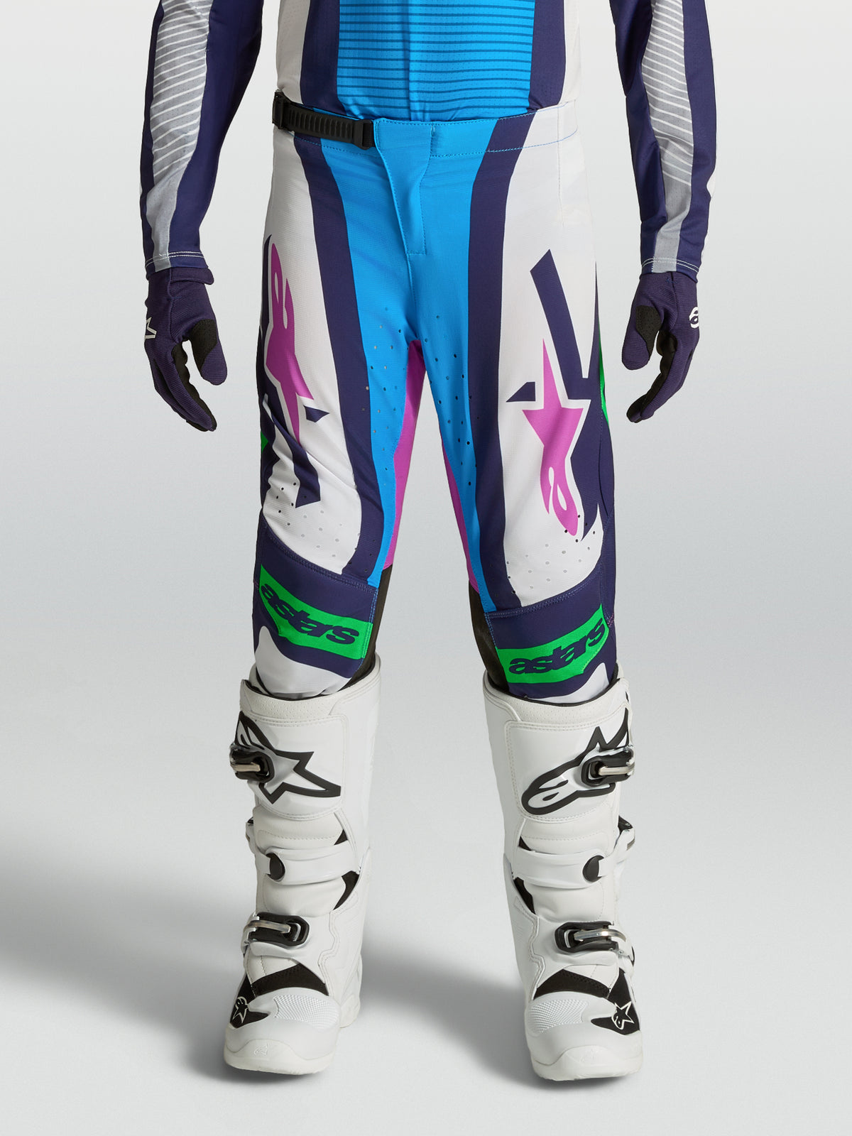 Alpinestars pantaloni Supertech Maven ragazzo, pantaloni motocross bianchi e blu, accenti verde fluo, vestibilità atletica.