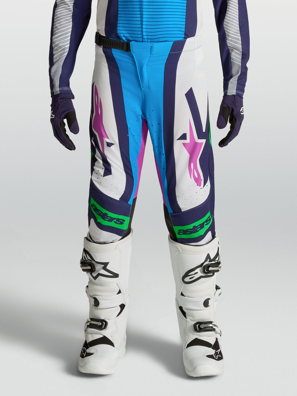 Alpinestars pantaloni Supertech Maven ragazzo, pantaloni motocross bianchi e blu, accenti verde fluo, vestibilità atletica.
