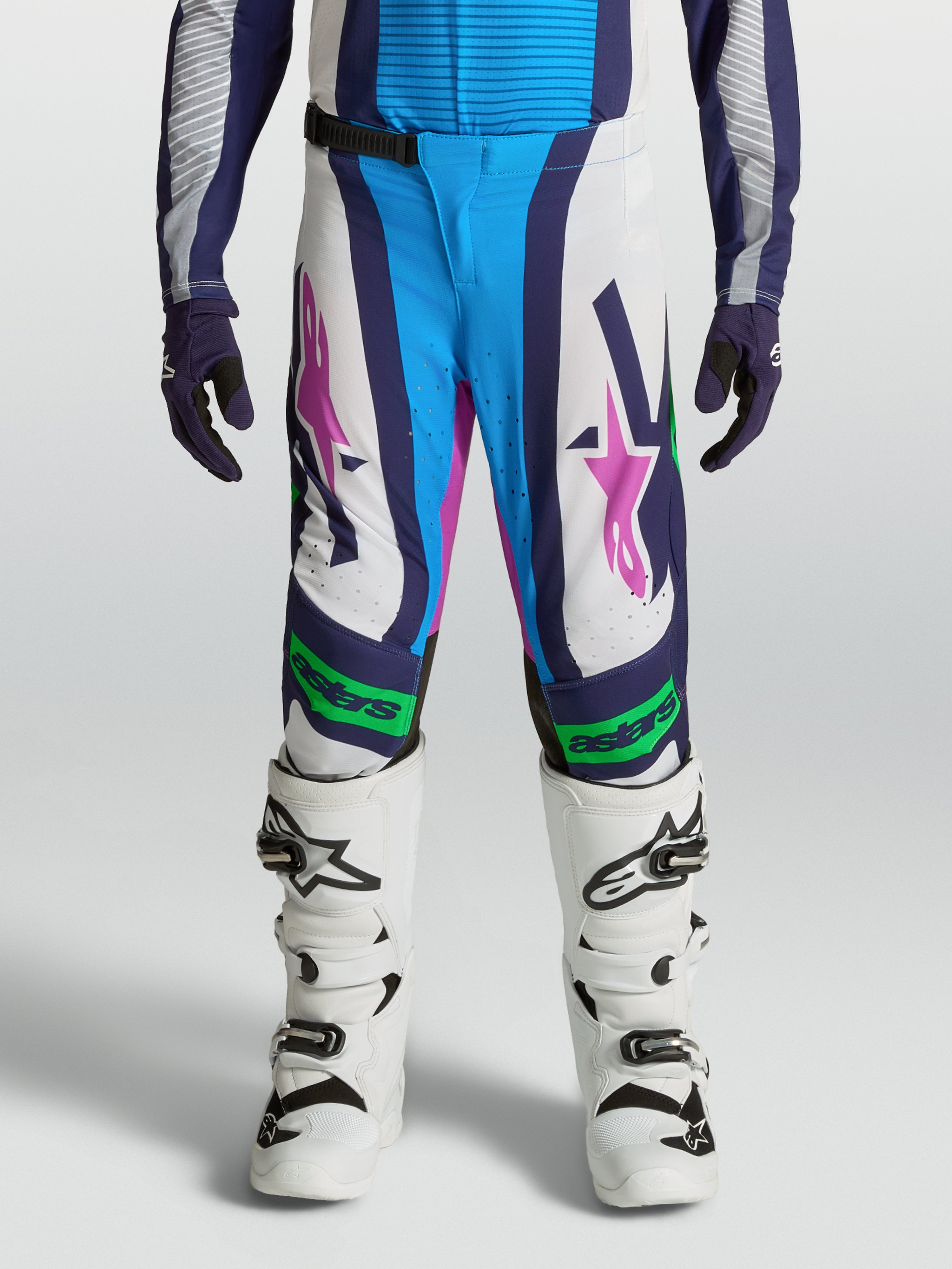 Alpinestars pantaloni Supertech Maven ragazzo, pantaloni motocross bianchi e blu, accenti verde fluo, vestibilità atletica.