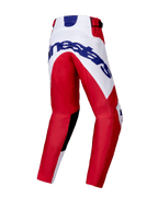 Alpinestars pantaloni Youth Racer Veil 2025, pantaloni da motocross per ragazzi, rosso e bianco, vista posteriore con grande logo Alpinestars blu sulla seduta, design delle gambe precurvato, pannelli interni neri sulle ginocchia e chiusura a cricchetto in vita.