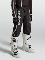 Alpinestars Pantaloni Fluid Apex V2 Ragazzo, pantaloni da motocross neri e argento per giovani piloti, con vestibilità ergonomica precurvata