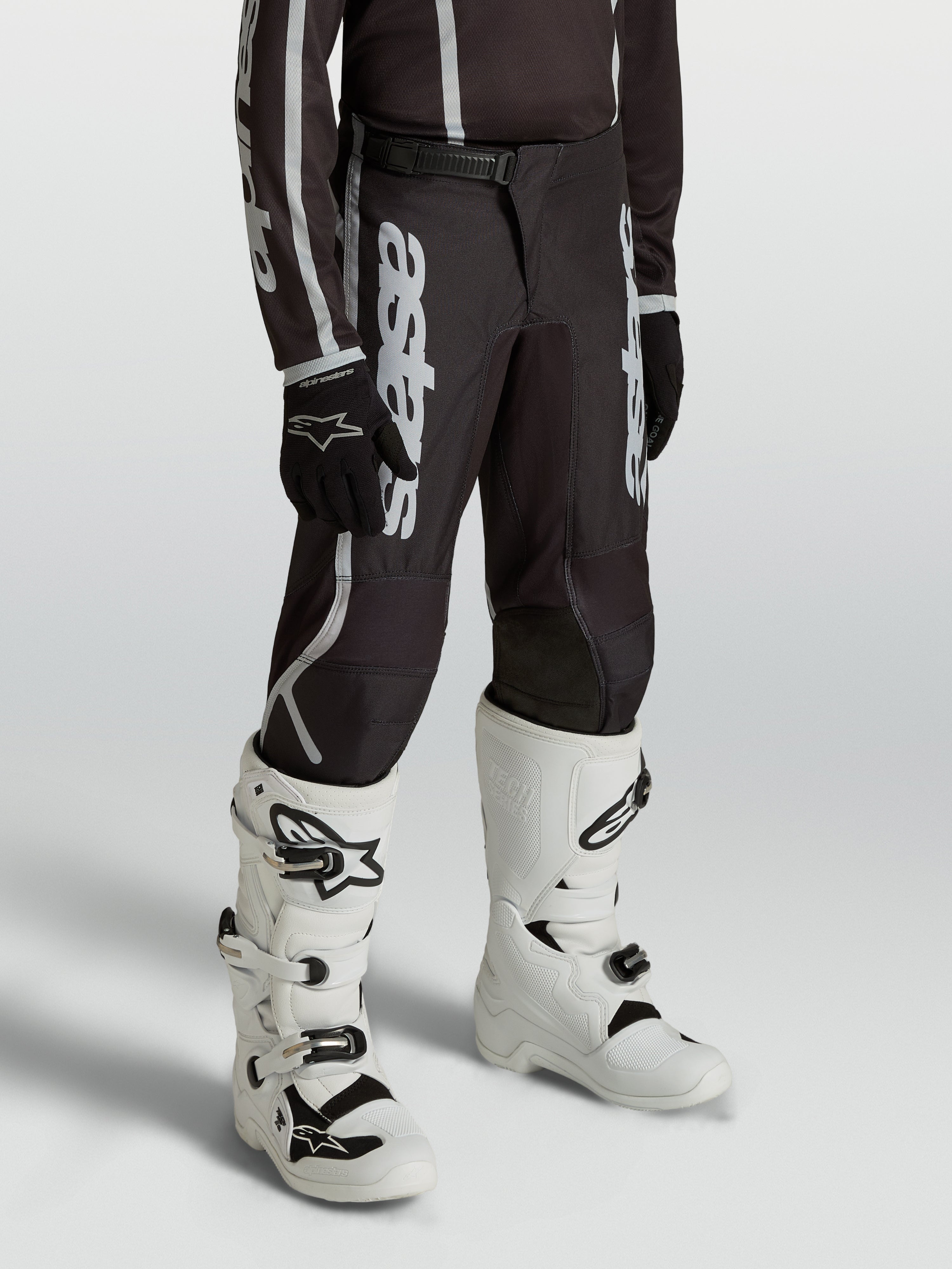 Alpinestars Pantaloni Fluid Apex V2 Ragazzo, pantaloni da motocross neri e argento per giovani piloti, con vestibilità ergonomica precurvata