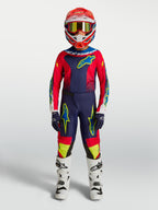 Alpinestars pantaloni Fluid Drag ragazzo, pantaloni da motocross blu navy e rossi in poliestere 600D, ergonomici per giovani piloti off-road, mostrati su modello.