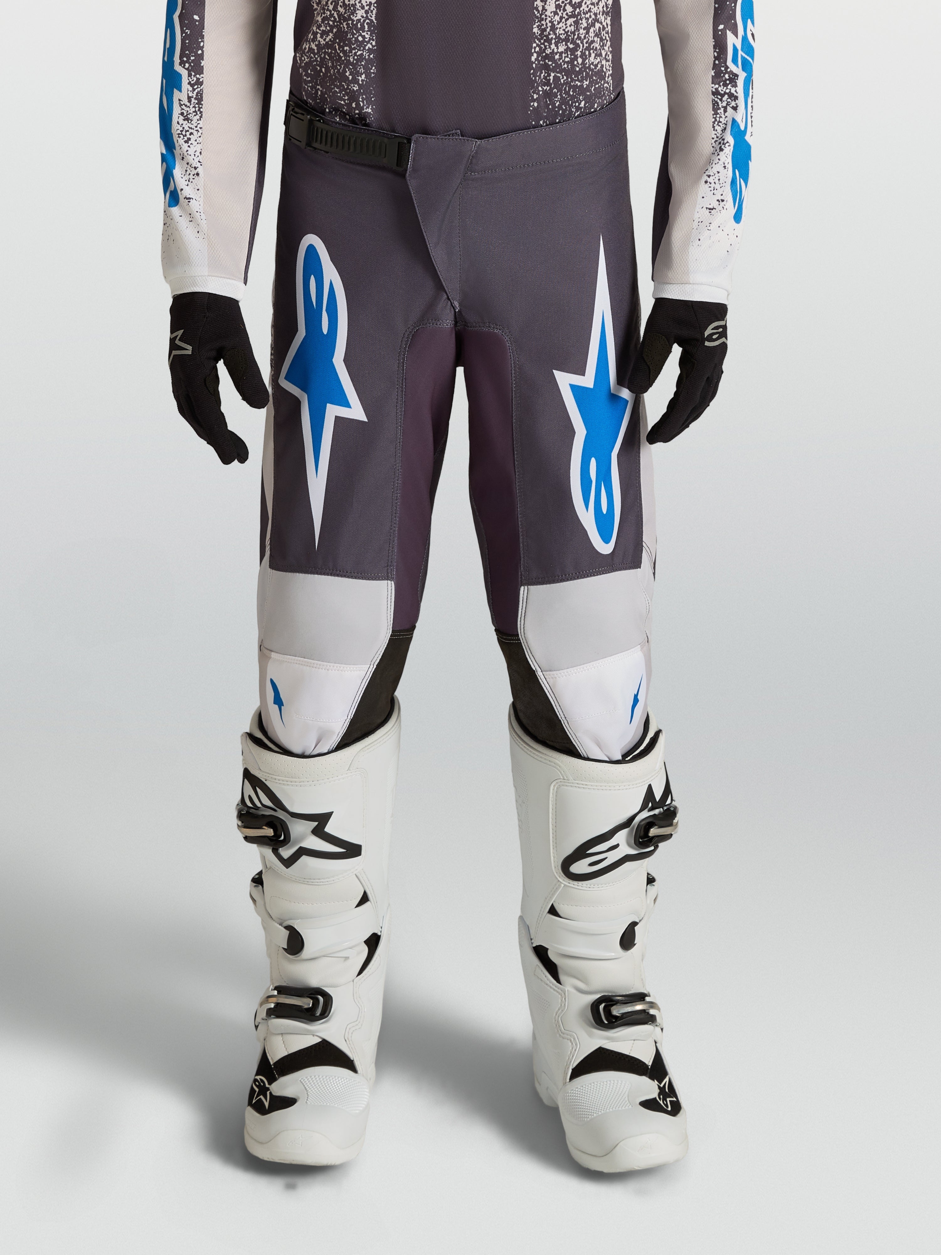 Alpinestars Pantaloni Fluid Drag Ragazzo, pantaloni da motocross grigio e blu, in poliestere 600D con ginocchia rinforzate.