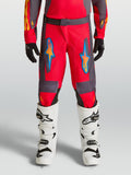 Alpinestars Pantaloni Fluid Hunt Ragazzo, pantaloni da motocross rossi e grigi per guida off-road, design ergonomico in tessuto poliestere con grafiche blu e arancioni, abbigliamento tecnico per giovani piloti.