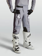 Alpinestars Pantaloni Fluid Amber Ragazzo, pantaloni da motocross per ragazzi, grigio sabbia e bianco, con grafiche a stella e pannelli rinforzati.