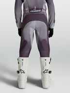 Alpinestars pantaloni motocross Fluid Amber ragazzo 2027 in grigio e sabbia con seduta rinforzata e pannelli elastici.