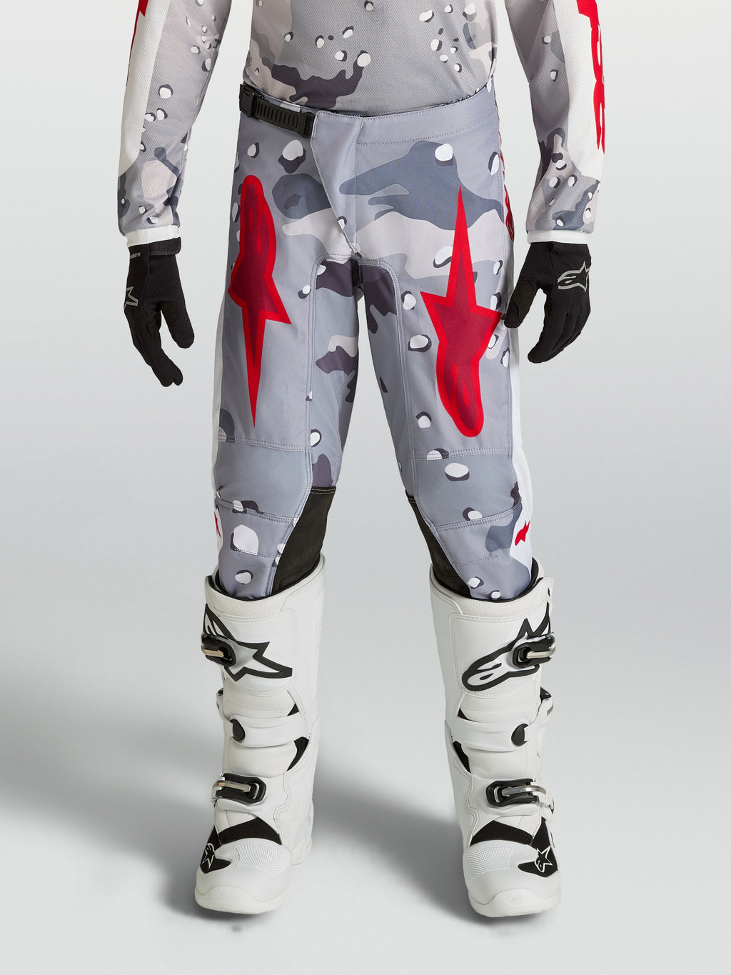 Alpinestars Pantaloni Fluid Lone Ragazzo 2027, pantaloni motocross per ragazzi, grigio camo e rossi, in polifabbric resistente.