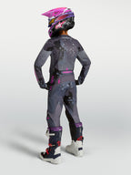 Alpinestars Maglia Fluid Lone Ragazzo, maglia da motocross per ragazzi, grigio camo e viola, vista posteriore, abbigliamento tecnico off-road traspirante