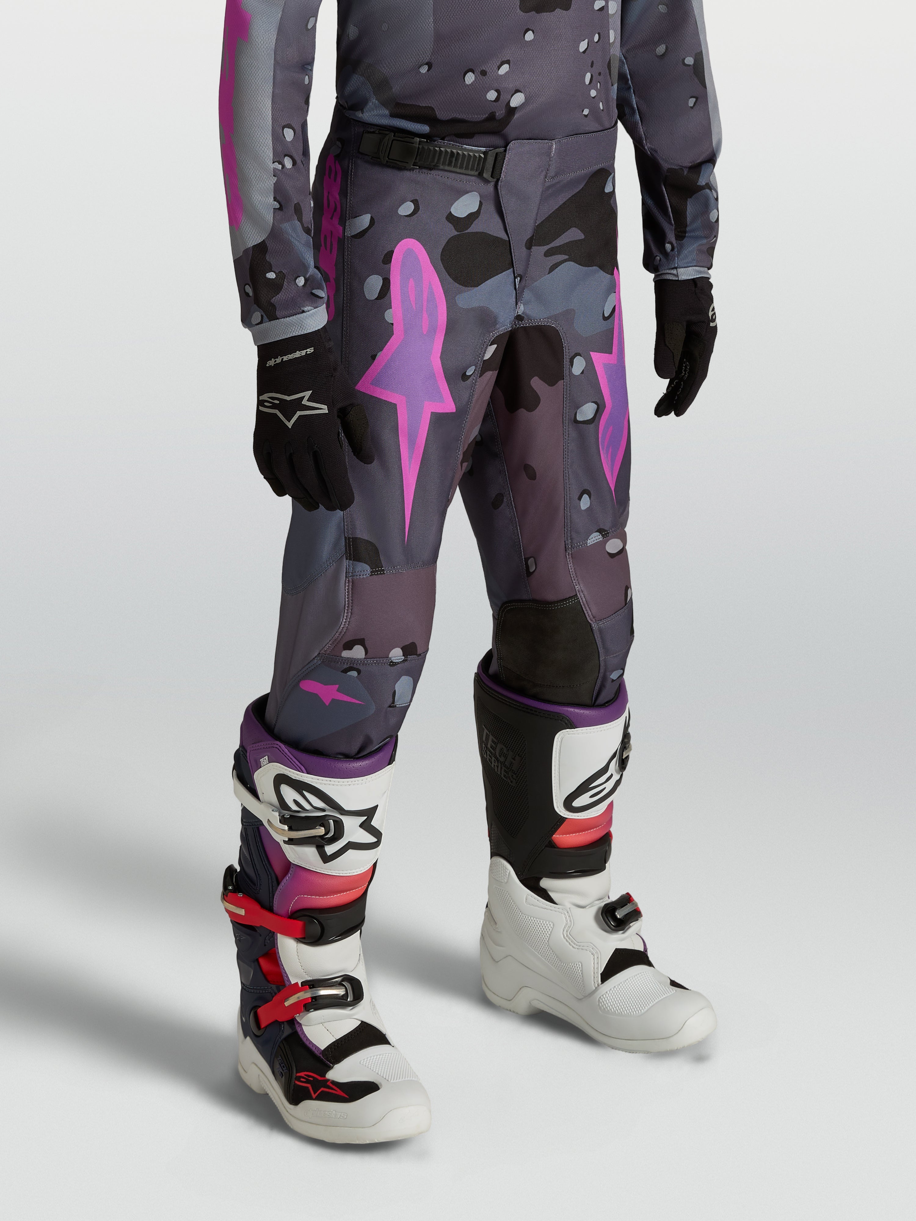 Alpinestars Pantaloni Fluid Lone Ragazzo, pantaloni da motocross per ragazzi, grigio camo e viola, in tessuto 600D resistente.
