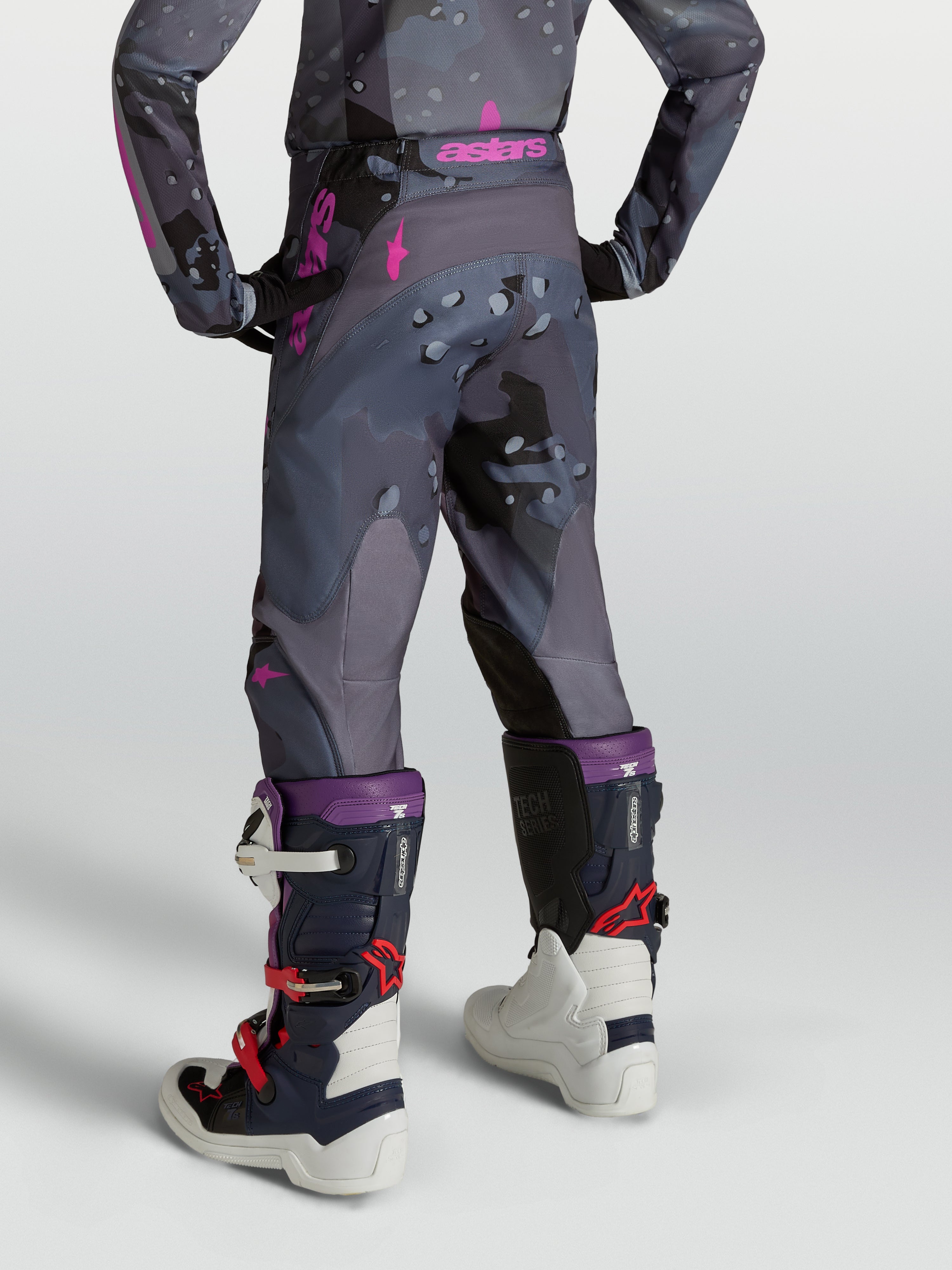 Alpinestars Pantaloni Fluid Lone Ragazzo, pantaloni da motocross per giovani piloti, grigio camo e viola, vista posteriore su modello, design ergonomico 3D per prestazioni off-road e motocross