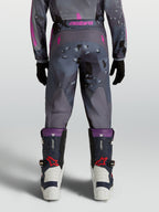 Alpinestars Pantaloni Fluid Lone Ragazzo 2027, pantaloni da motocross e fuoristrada, grigio camo e viola, vista posteriore su modello