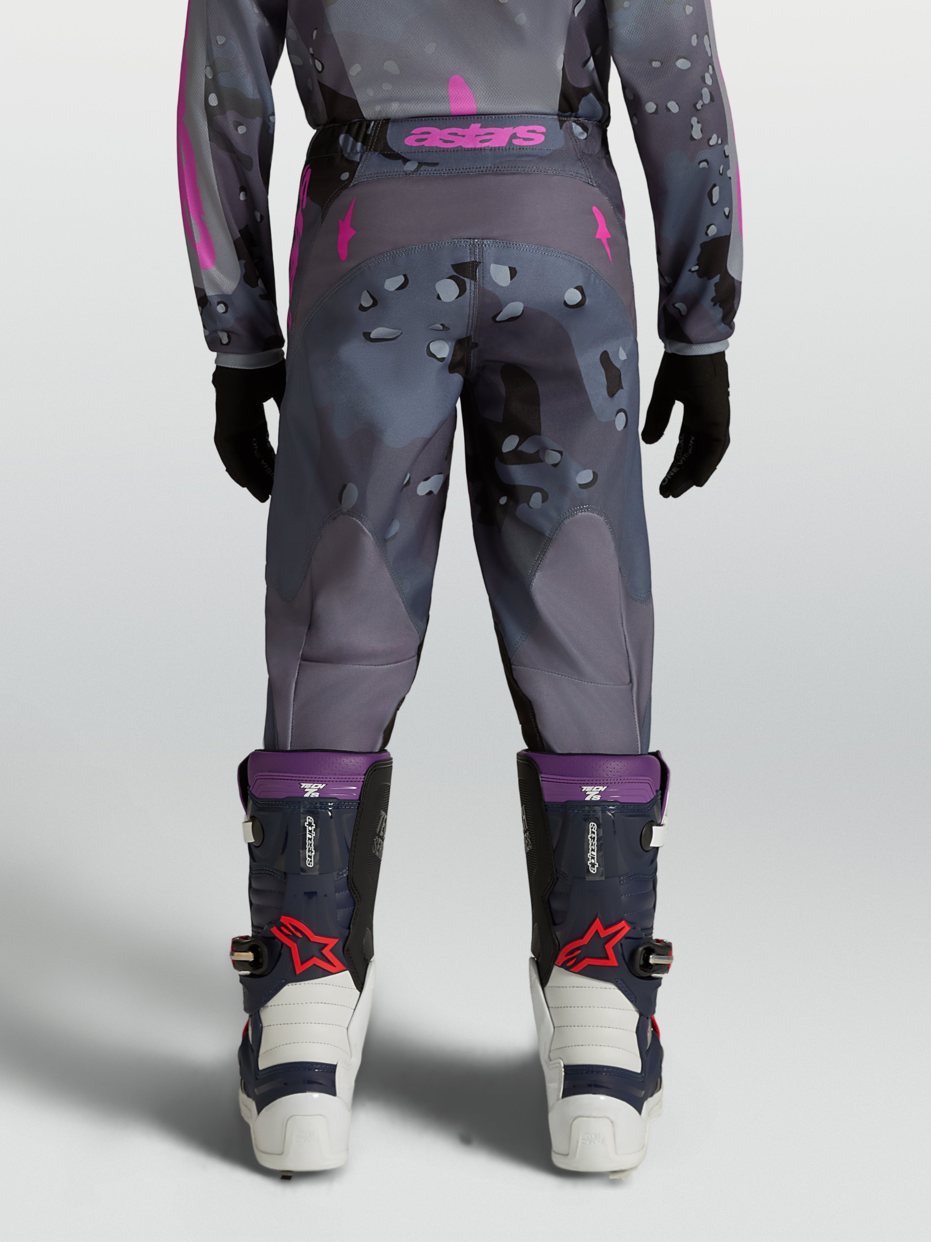 Alpinestars Pantaloni Fluid Lone Ragazzo 2027, pantaloni da motocross e fuoristrada, grigio camo e viola, vista posteriore su modello