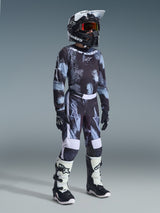 Alpinestars 2026 Pantaloni Youth Fluid Lahnd, pantaloni da motocross, Iron Camo, completo da gara per ragazzi con maglia coordinata, casco nero e stivali bianchi e neri, equipaggiamento off-road ad alte prestazioni per giovani piloti