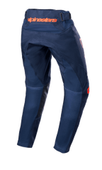 Alpinestars Pantaloni Youth Racer Narin 2023, pantaloni da motocross, blu navy e arancione acceso, vista posteriore con logo Alpinestars arancione sulla vita e rinforzi interni in pelle nera, design in tessuto resistente per il fuoristrada