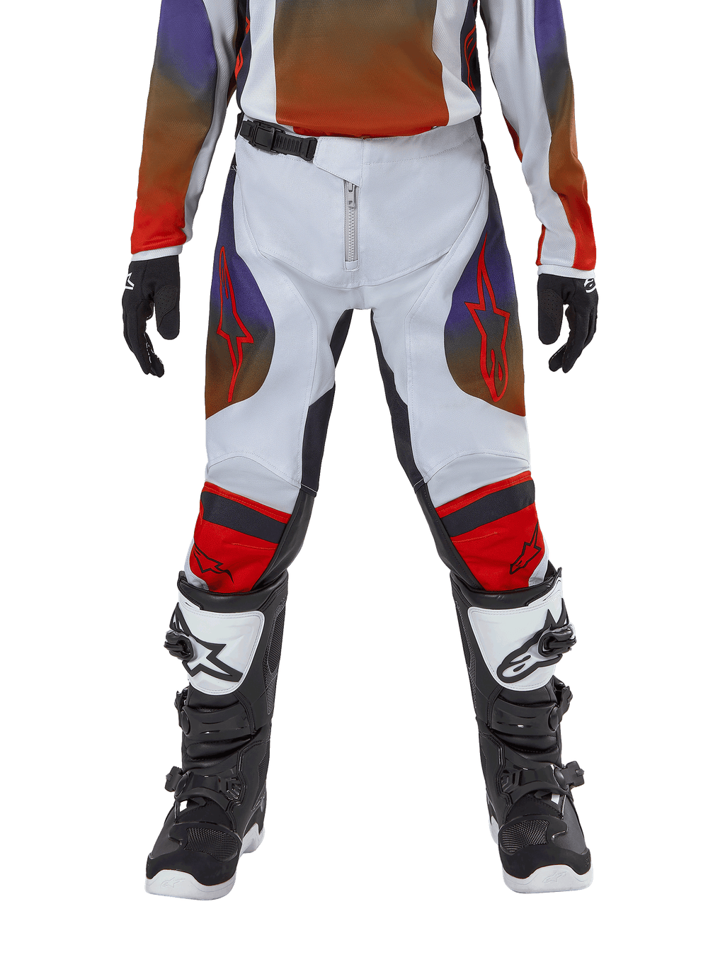 Alpinestars pantaloni Youth Racer Hoen 2024, pantaloni da motocross per ragazzi, grigio chiaro, arancione acceso e nero, indossati con maglia coordinata e stivali da motocross bianchi e neri, loghi Alpinestars rossi su cosce e ginocchia, design sportivo per il fuoristrada