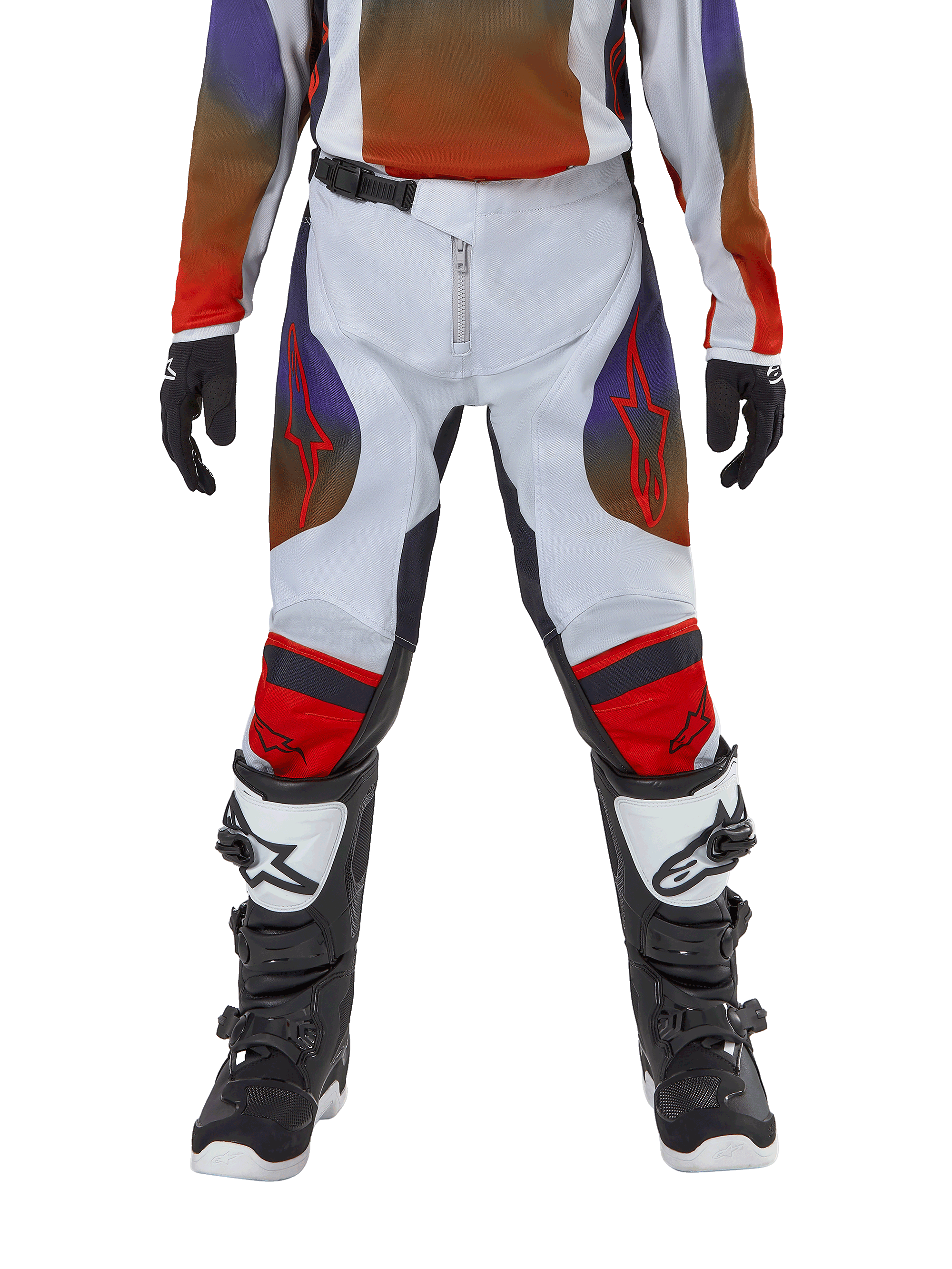 Alpinestars pantaloni Youth Racer Hoen 2024, pantaloni da motocross per ragazzi, grigio chiaro, arancione acceso e nero, indossati con maglia coordinata e stivali da motocross bianchi e neri, loghi Alpinestars rossi su cosce e ginocchia, design sportivo per il fuoristrada