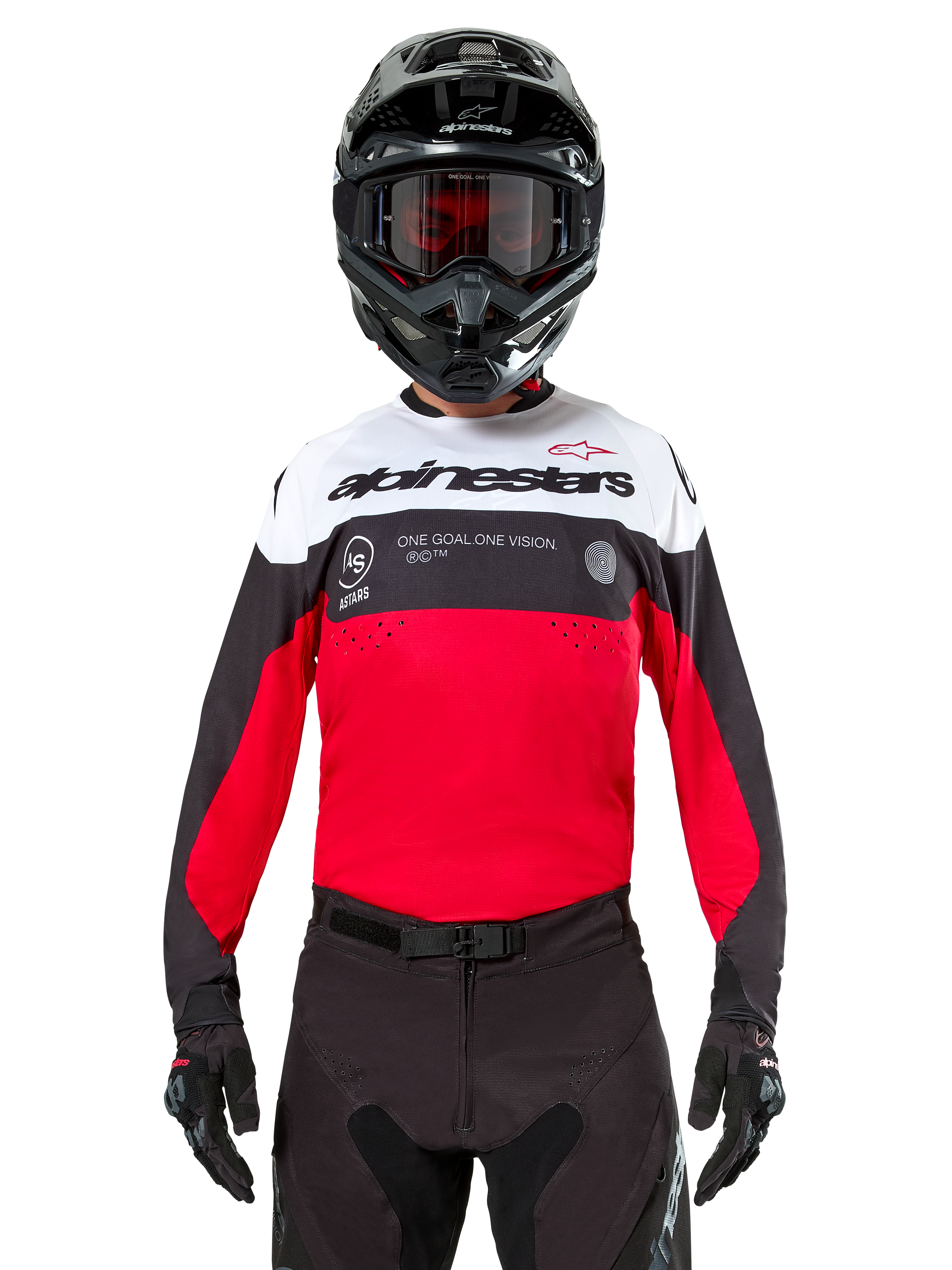Maglia Alpinestars Pro-Dura, maglia da motocross, nero, rosso acceso e bianco, indossata con casco e occhiali neri, design sportivo con logo Alpinestars in evidenza e traforatura laser, abbigliamento tecnico per enduro e corse off-road