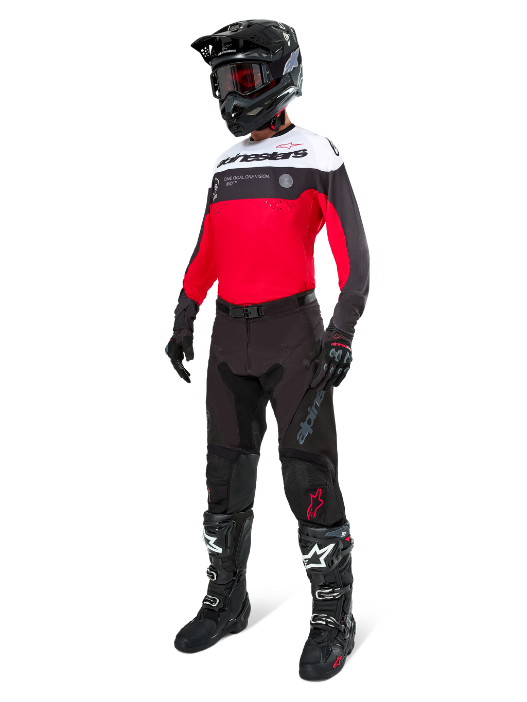 Alpinestars Pro-Dura Jersey, maglia da motocross ed enduro, nero, rosso brillante e bianco, indossata con pantaloni neri, casco nero e stivali bianchi e neri, caratterizzata da logo evidente sul petto e perforazioni laser, equipaggiamento ad alte prestazioni per il fuoristrada