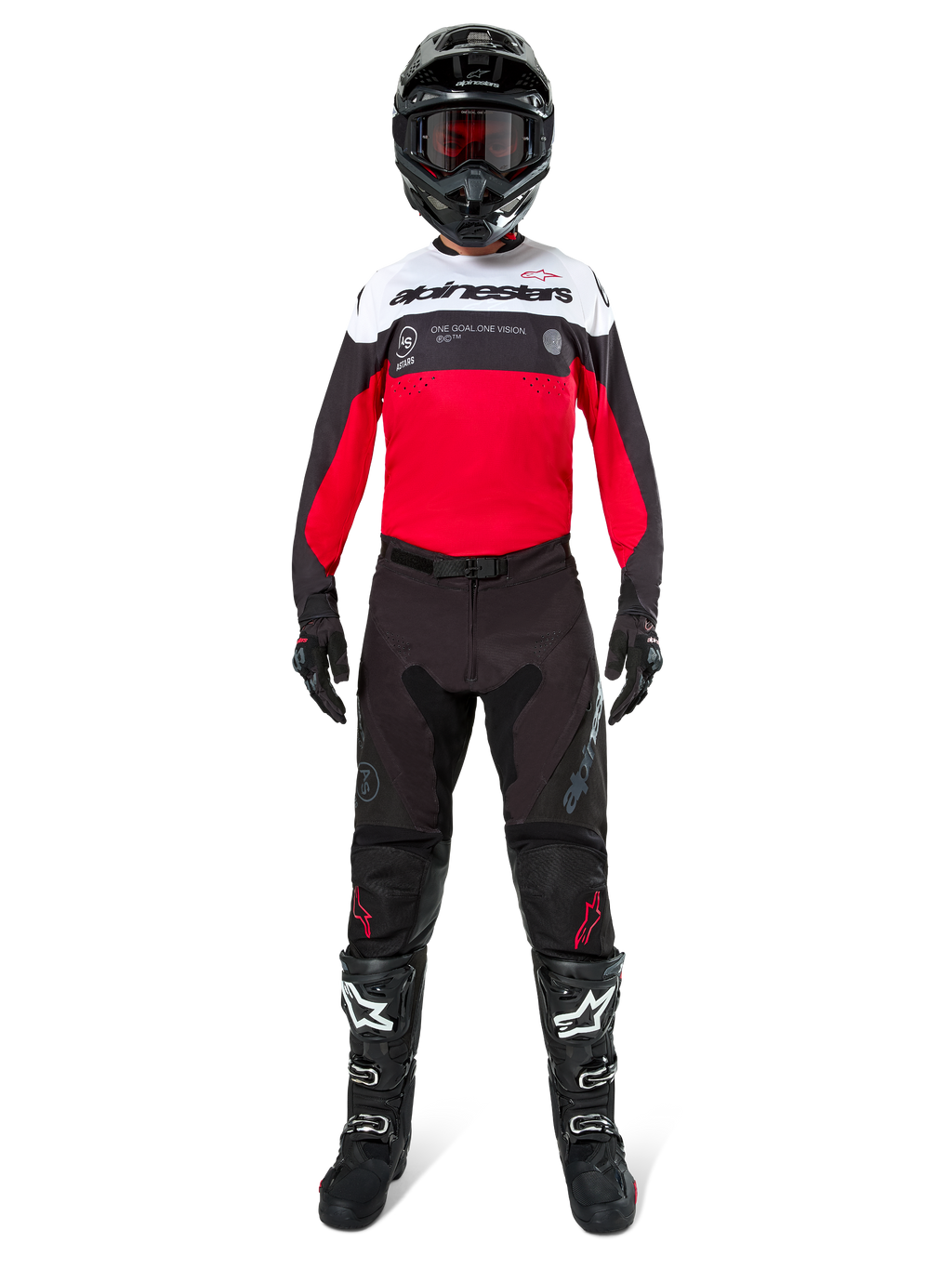 Pilota di motocross con maglia Alpinestars Pro-Dura in nero, rosso vivace e bianco, abbinata a pantaloni neri, stivali neri e casco nero, equipaggiamento completo da gara fuoristrada.