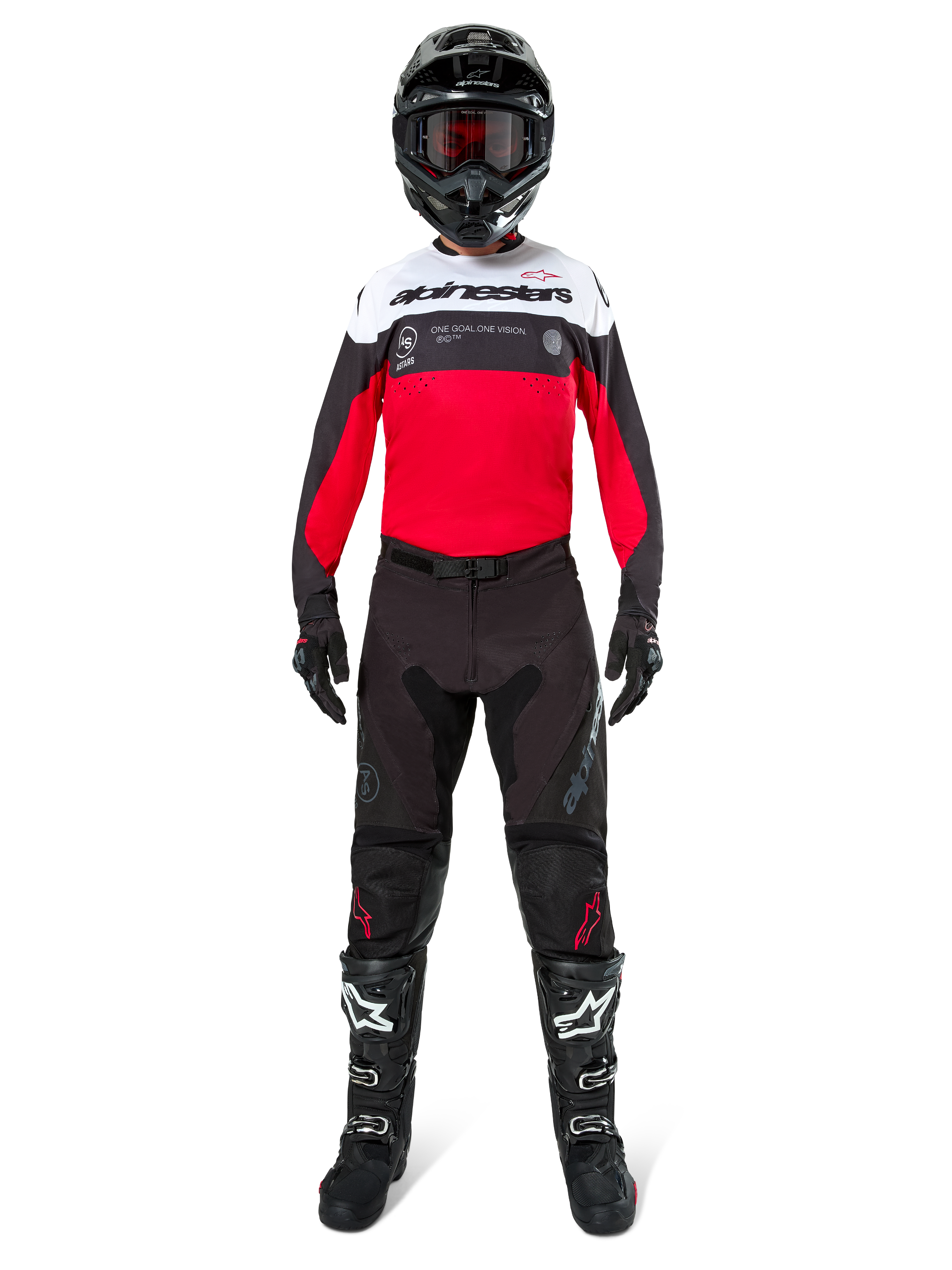 Pilota di motocross con maglia Alpinestars Pro-Dura in nero, rosso vivace e bianco, abbinata a pantaloni neri, stivali neri e casco nero, equipaggiamento completo da gara fuoristrada.