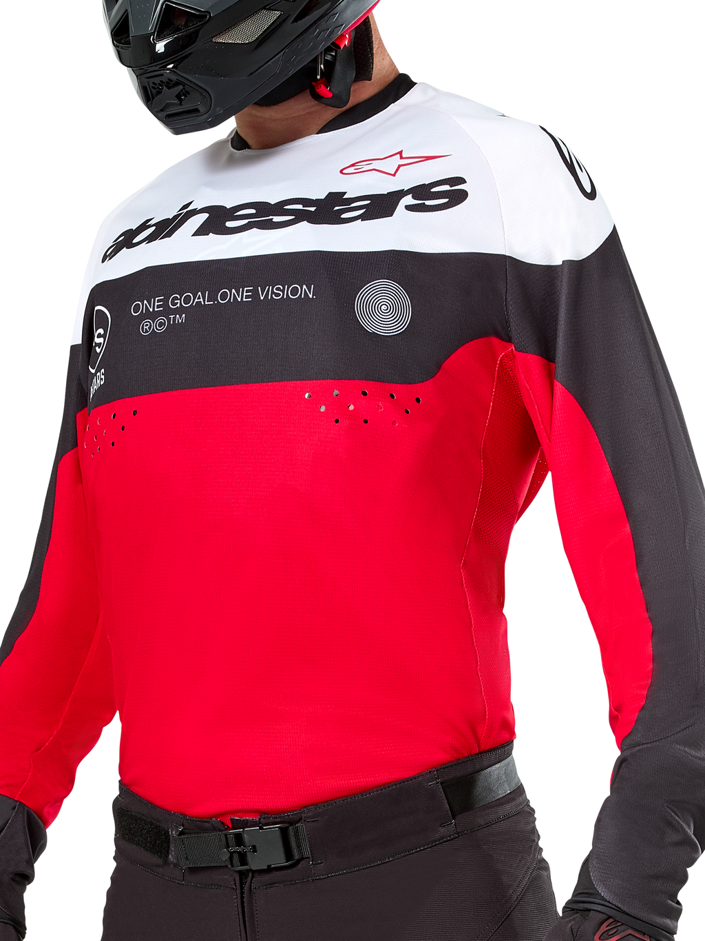 Maglia Alpinestars Pro-Dura, maglia da motocross ed enduro, nero, rosso brillante e bianco, con grafica 'ONE GOAL. ONE VISION.' e perforazioni laser sul petto, indossata con pantaloni da motocross neri e casco