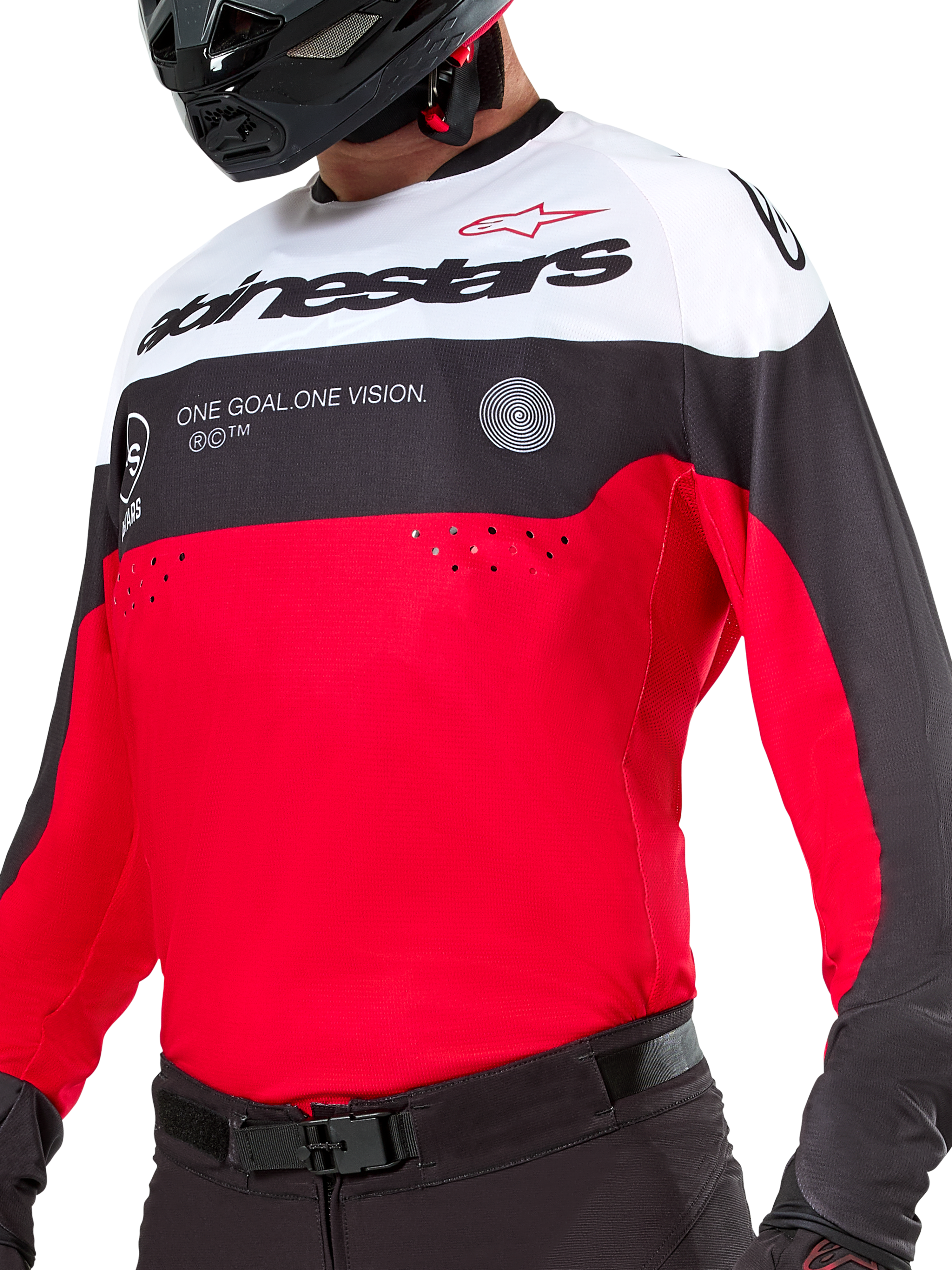 Maglia Alpinestars Pro-Dura, maglia da motocross ed enduro, nero, rosso brillante e bianco, con grafica 'ONE GOAL. ONE VISION.' e perforazioni laser sul petto, indossata con pantaloni da motocross neri e casco