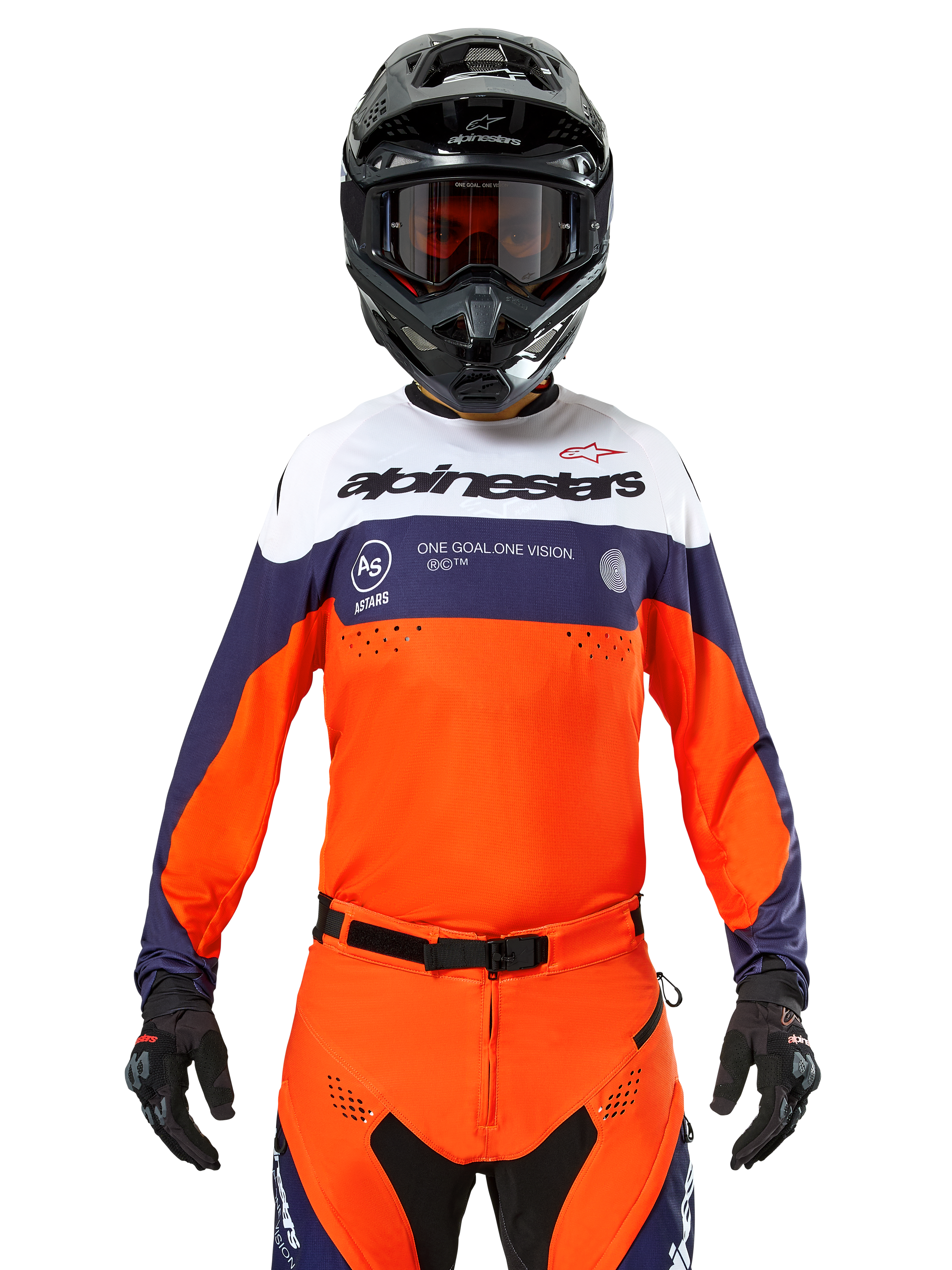 Maglia Alpinestars Pro-Dura, maglia da motocross, blu navy, arancione acceso e bianco, indossata con casco e guanti neri, con zone di ventilazione traforate al laser, branding audace e grafica sul petto "ONE GOAL. ONE VISION."