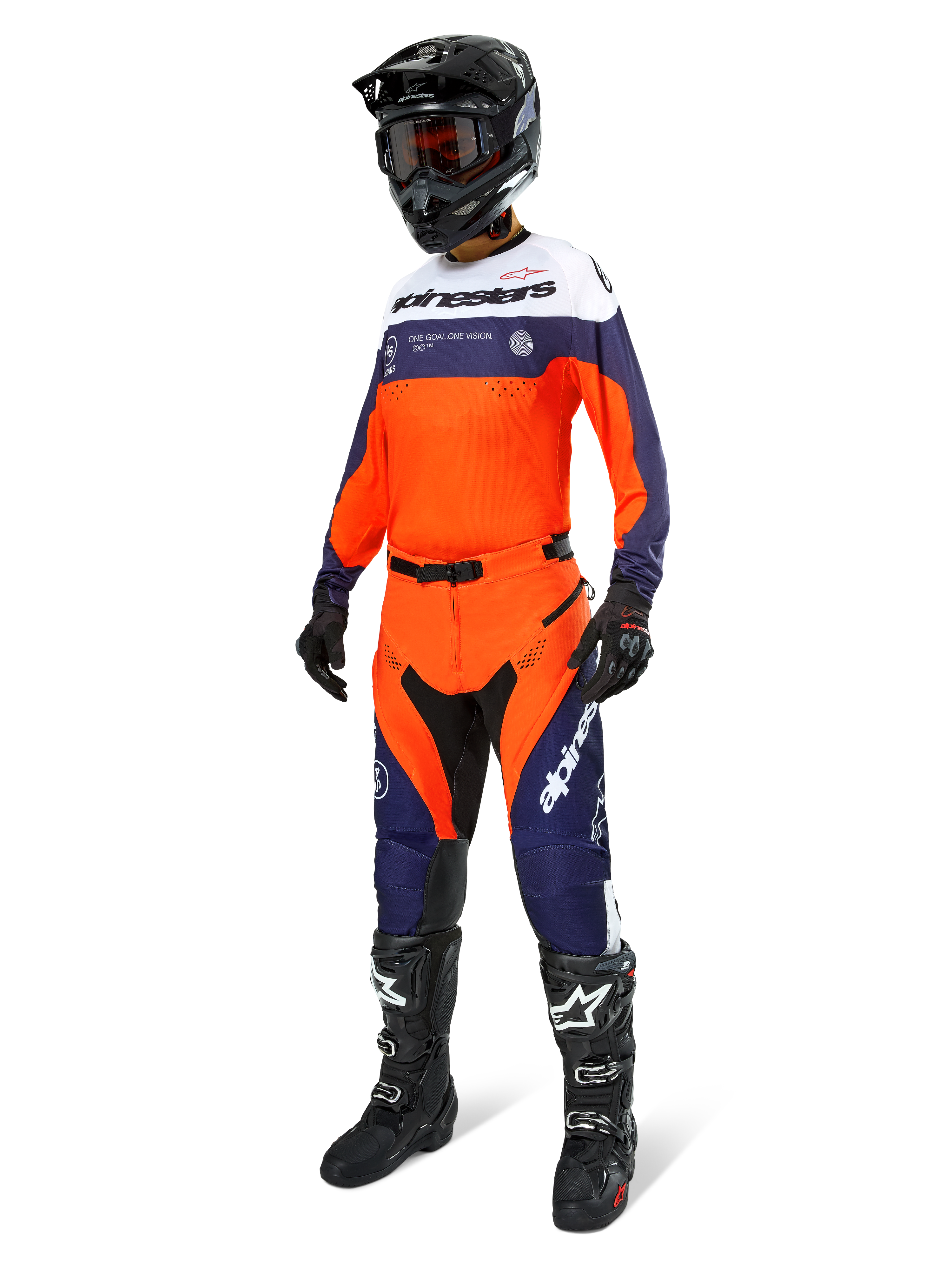 Pilota di motocross con maglia Alpinestars Pro-Dura in blu navy, arancione acceso e bianco, pantaloni da fuoristrada coordinati, casco nero con occhiali e stivali neri, equipaggiamento professionale completo per enduro e trail riding
