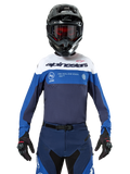 Alpinestars Pro-Dura Jersey, maglia da motocross ed enduro, blu navy, blu brillante e bianco, indossata con pantaloni coordinati, guanti e casco neri, con logo sul petto e fori di ventilazione laser per corse off-road