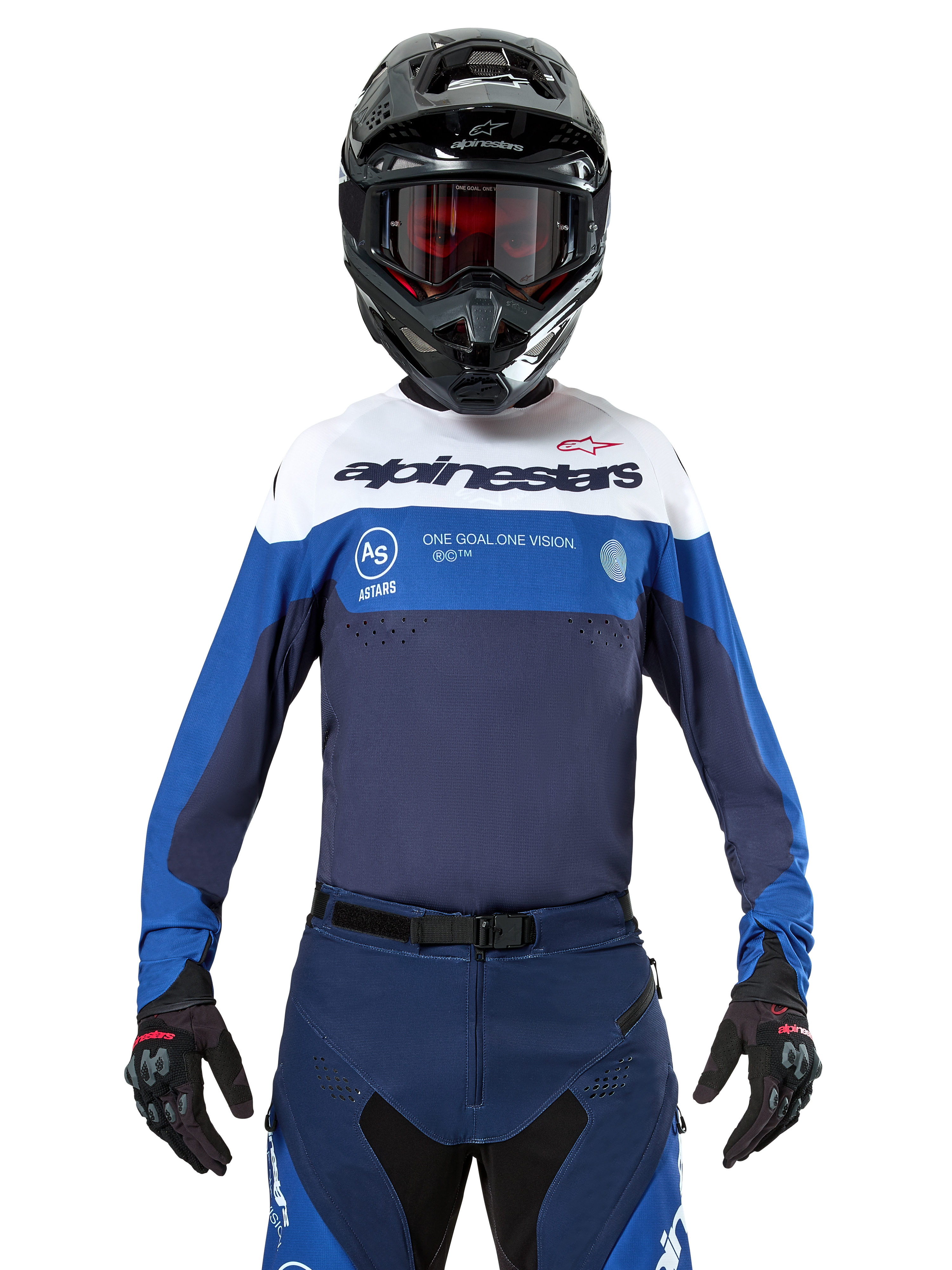 Alpinestars Pro-Dura Jersey, maglia da motocross ed enduro, blu navy, blu brillante e bianco, indossata con pantaloni coordinati, guanti e casco neri, con logo sul petto e fori di ventilazione laser per corse off-road
