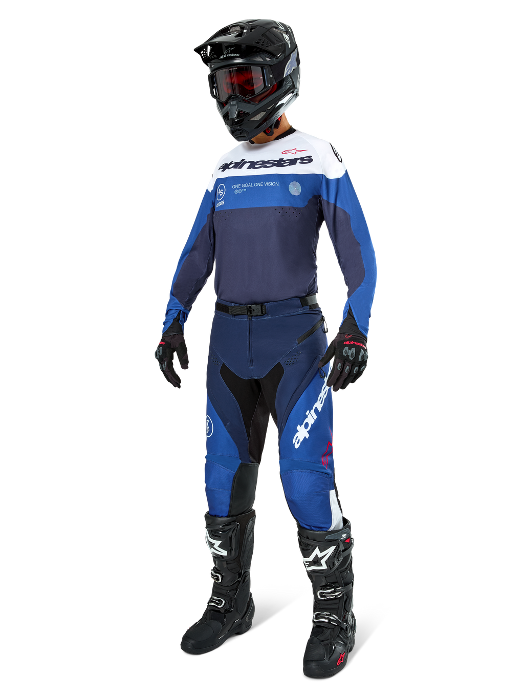 Pilota di motocross con abbigliamento completo da gara, Maglia Pro-Dura in Navy Bright Blue e bianco, pantaloni coordinati blu e navy, casco nero con occhiali rossi, stivali neri con dettagli bianchi e guanti neri, completo coordinato per enduro e off-road