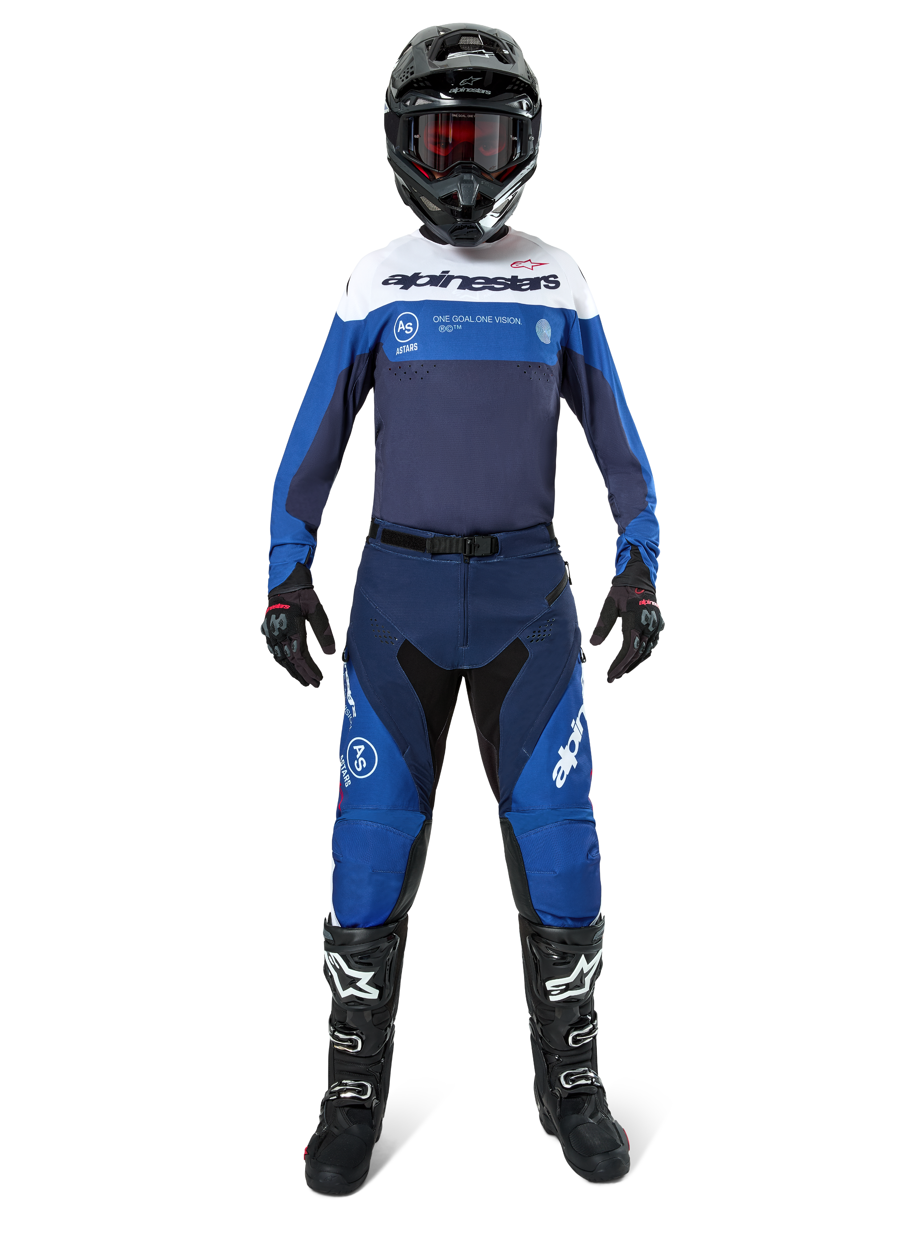 Pilota di motocross con equipaggiamento completo Alpinestars, Maglia Pro-Dura nei colori blu navy, blu brillante e bianco, pantaloni coordinati blu e navy, casco nero con occhiali rossi, stivali neri e bianchi, outfit per enduro e guida off-road