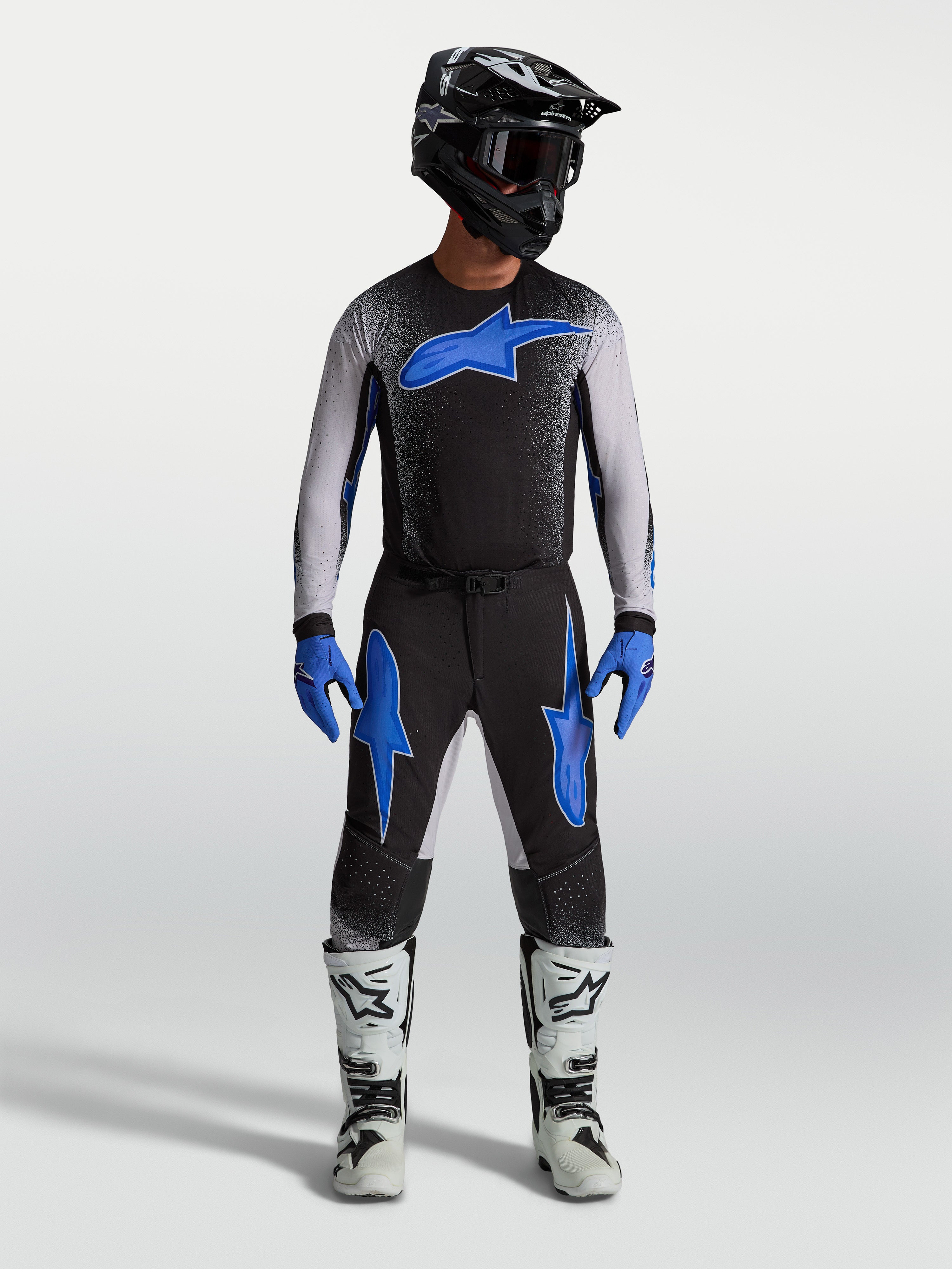Alpinestars Maglia Supertech Hiten AFD e Gear Set, completo motocross uomo, nero e blu, vestibilità ergonomica.