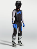 Maglia e completo Alpinestars Supertech Hiten AFD da uomo, kit motocross nero e blu con stivali racing bianchi.