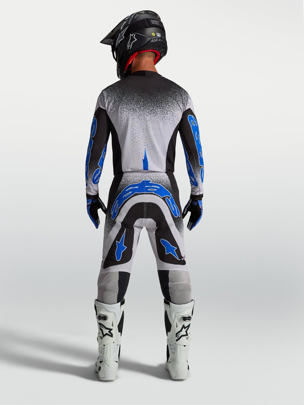 Alpinestars Maglia Supertech Hiten AFD e Supertech Hiten AFD Gear Set, completo motocross da uomo, nero, bianco e blu, vista posteriore su modello, abbigliamento tecnico off-road