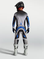 Alpinestars Maglia Supertech Hiten AFD e Supertech Hiten AFD Gear Set, completo motocross da uomo, nero, bianco e blu, vista posteriore su modello, abbigliamento tecnico off-road