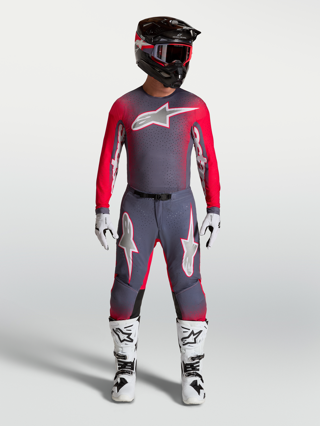 Alpinestars Maglia Supertech Hiten AFD grigia e rossa fluo, maglia motocross con fit atletico e mesh ventilato.