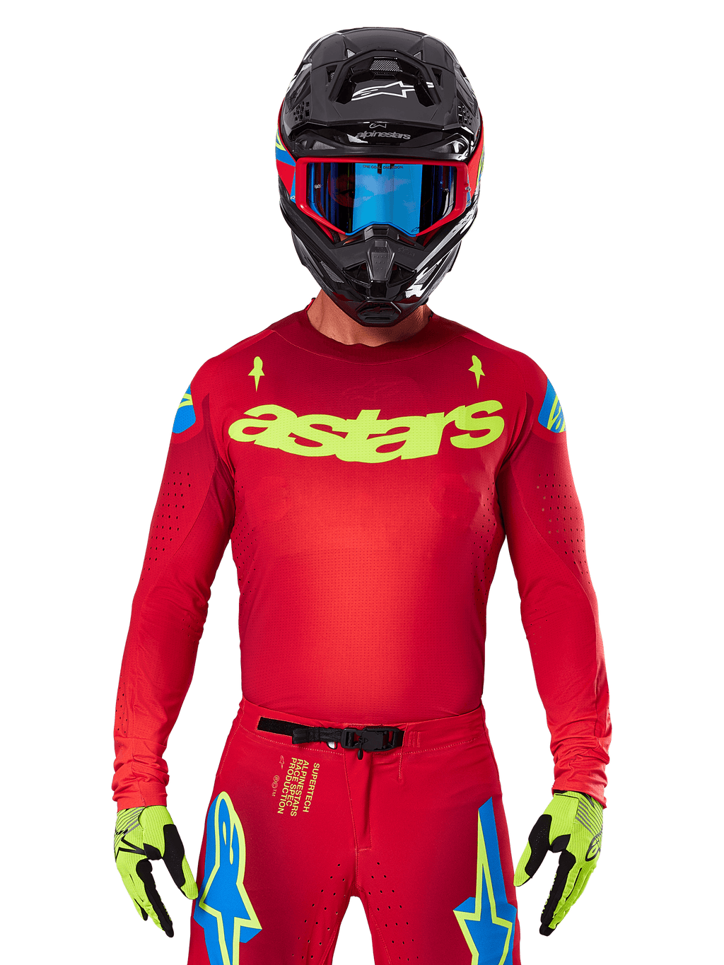 Alpinestars 2025 Supertech Maker Jersey in rosso acceso e giallo fluo, con logo 'astars' giallo sul petto e stelle blu sulle spalle, indossata con pantaloni coordinati, casco nero, maschera blu e guanti gialli, abbigliamento professionale da motocross