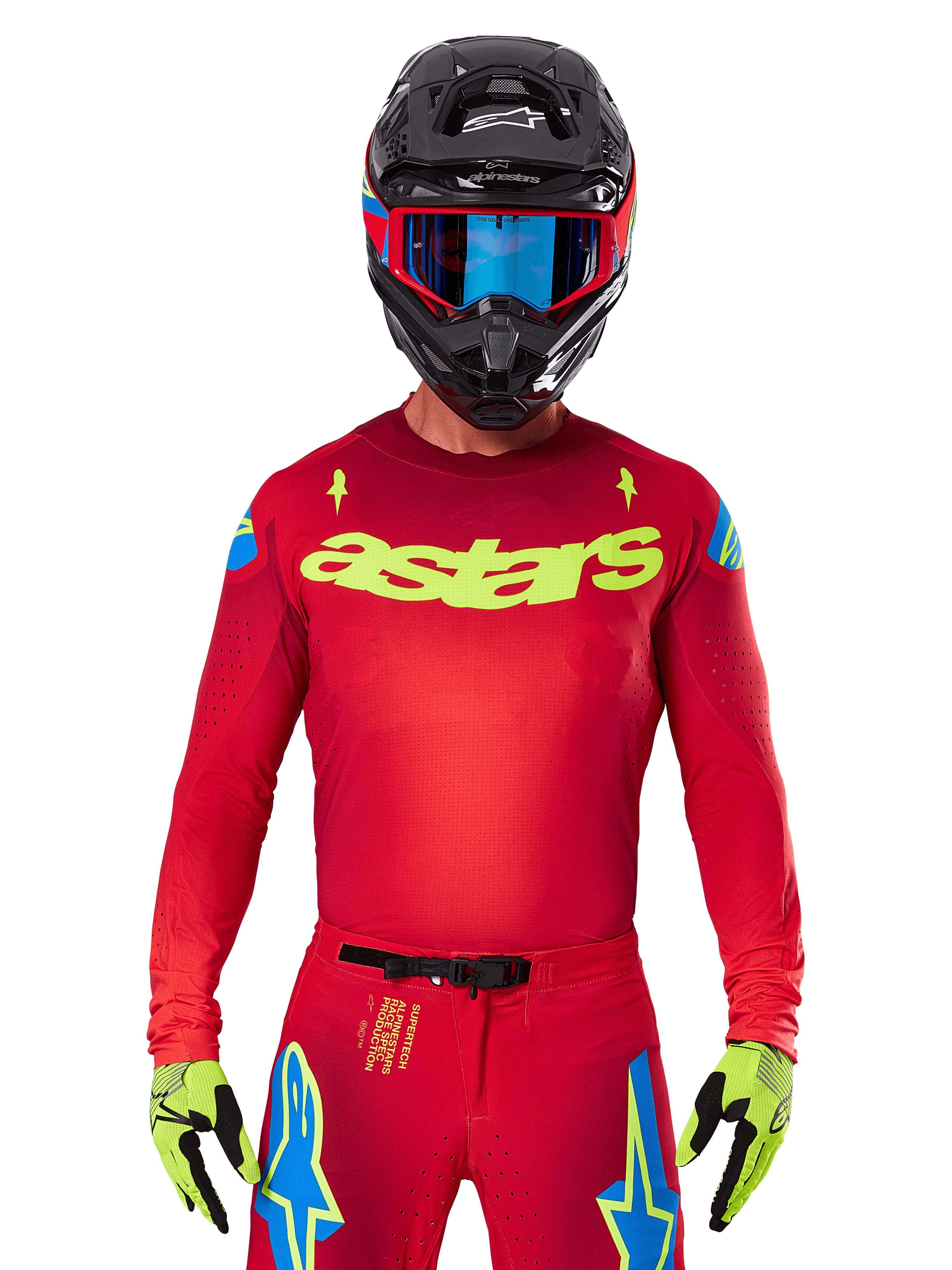 Alpinestars 2025 Supertech Maker Jersey in rosso acceso e giallo fluo, con logo 'astars' giallo sul petto e stelle blu sulle spalle, indossata con pantaloni coordinati, casco nero, maschera blu e guanti gialli, abbigliamento professionale da motocross