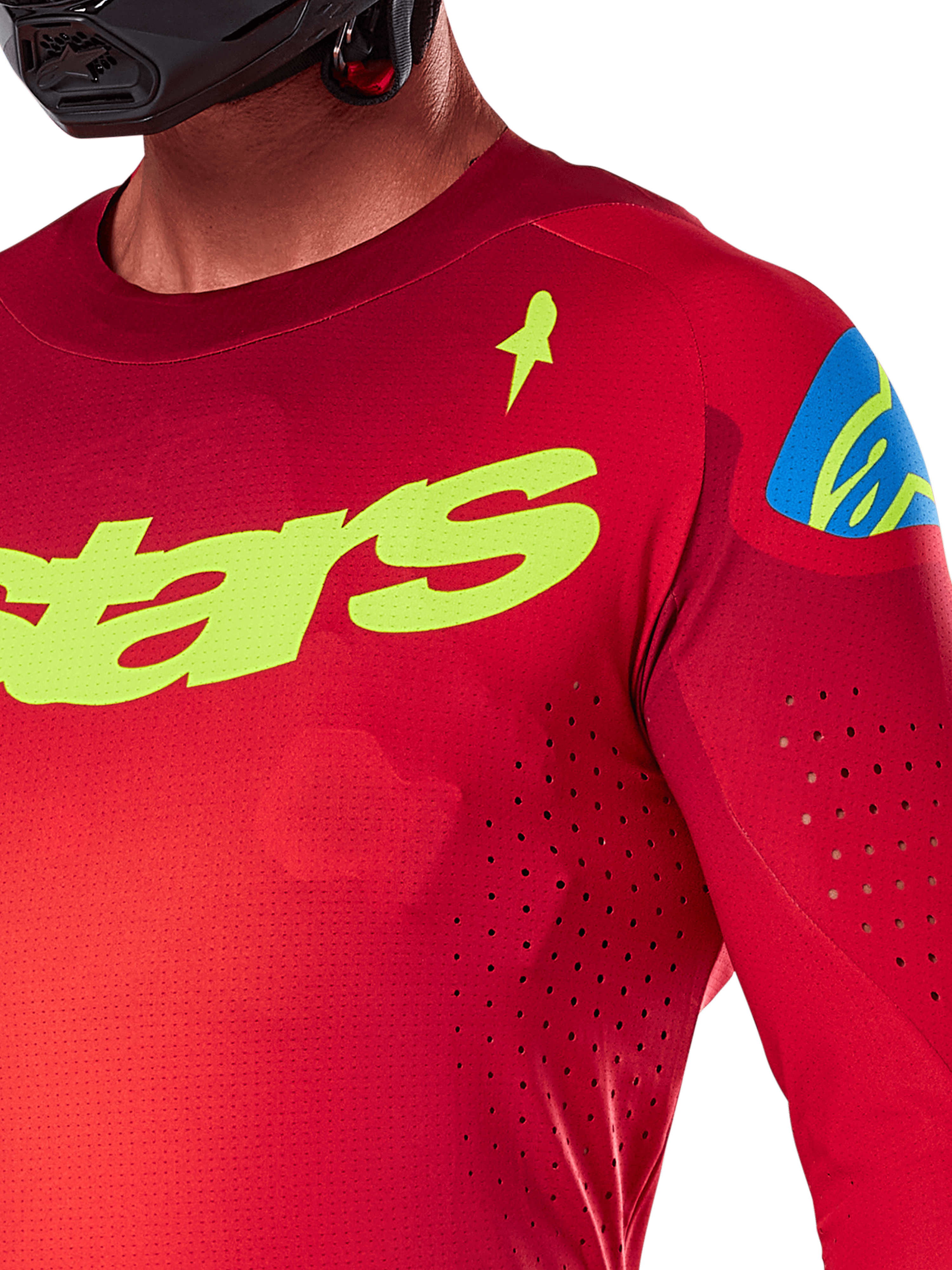Alpinestars 2025 Supertech Maker Jersey, maglia da motocross, rosso acceso e giallo fluo, vista ravvicinata con perforazioni tagliate al laser, marchio Alpinestars giallo sul petto, dettaglio blu sulla spalla, tessuto a rete elasticizzato traspirante